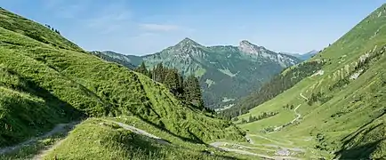 Les pointes de Nyon (2 019 m) et d'Angolon (2 090 m), vues depuis l’ouest. Ces deux monts sont immédiatement au sud du bourg de Morzine.