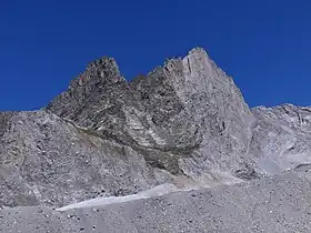 Vue depuis le sud de la pointe de la Petite Glière à droite et de la pointe de la Grande Glière à gauche.