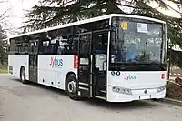 Photographie en couleurs d’un autocar blanc à Poisy.