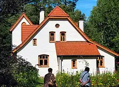 Une des maisons du domaine.