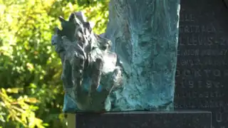 Gros plan sur sa main tenant le masque.