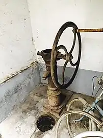 no 22 : pompe à eau manuelle.