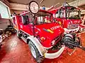 Deux autopompes, l'une tout-terrain sur châssis Mercedes-Benz Unimog et l'autre multifonctionnelle sur châssis Mercedes-Benz Atego.