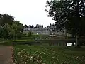 La façade nord-ouest du château face à l'étang.