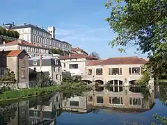 Le palais surplombant la ville basse.