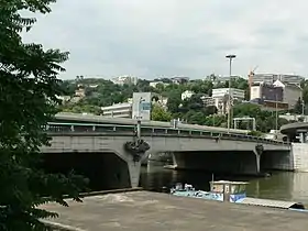 Le pont, vu de l'amont au nord et de la rive gauche de la Saône en 2008, doublé par le pont sur la Saône de l'autoroute A6, à l'arrière.