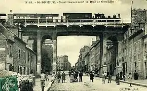 Le pont sur la rue de Gouëdic