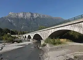 Le pont Royal devant la dent de l’Arclusaz.
