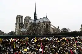 Vue sur l'île de la Cité barrée par des cadenas d'amour, pont de l'Archevêché à Paris, hiver 2012.