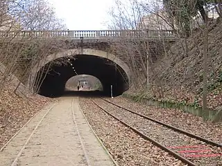Vue du jardin vers le pont de la place de Wagram. Pont de la rue de Tocqueville en arrière-plan.
