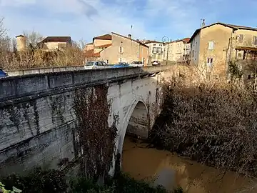 Pont vieux enjambant la Douze à Roquefort