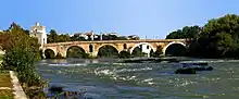 Pont Milvius en aval du Tibre.