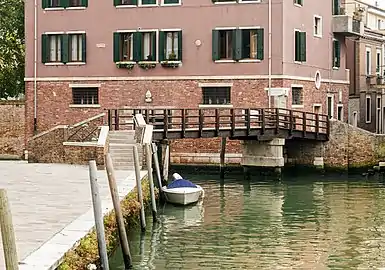 Ponte Storto reliant le Fondamenta de la Madona au Campiello del Teren et calle dei Fontegheri