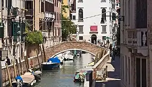 Ponte de Mezo reliant la calle éponyme au Fondamenta Bragadin