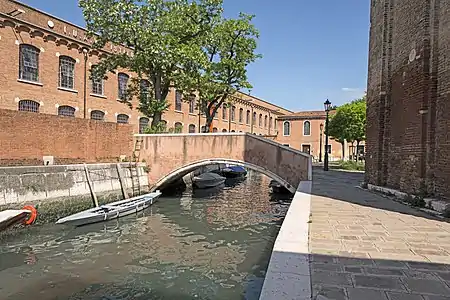 ponte dei Morti reliant l'université d'architecture à l'Église San Nicolò dei Mendicoli