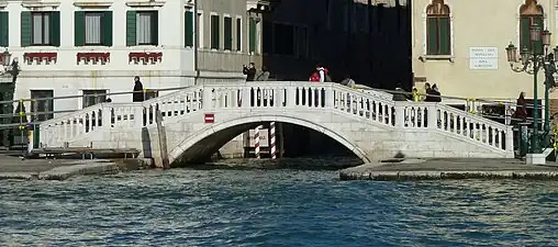 le ponte del Sepolcro (jadis ponte de la Pietà ou di Ca Navagero) sur le Riva degli Schiavoni, jadis appontement de bateaux chargés de sable. Au XVe siècle existait ici un refuge pour les pèlerins du Saint Sépulcre, ensuite étendu comme église et couvent du Saint Sépulcre