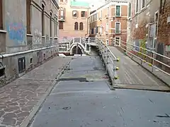 l' hôpital Giustinian (à l'arrière de l'église di Ognissanti)