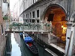 pont privé d'un magasin de dentelles