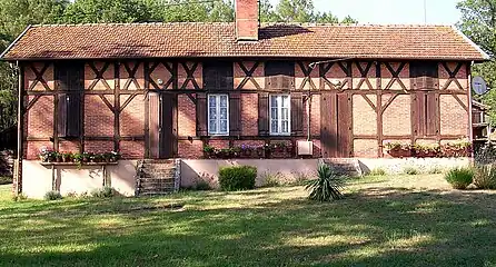 Maison landaise en briquettes d'employés des forges de Pontenx, à proximité de l'étang des Forges