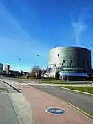 Piste cyclable devant le palais.