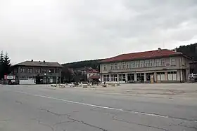 La place-centrale et la mairie-annexe de Popoviané