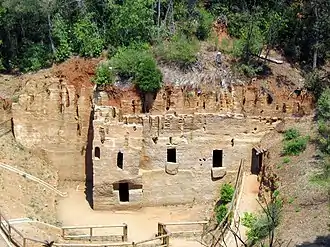 La necropoli delle Grotte, au sein du site de Piombino, édification étrusque taillée à même le grès calcarénitique et pourvue de deux hypogea, attribuée au IVe siècle av. J.-C. - IIe siècle av. J.-C..