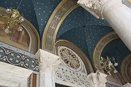 Voûte étoilée du porche de la cathédrale après restauration