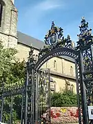 Vue du portail d’entrée place Saint-Melaine et des mosaïcultures sur les terrasses.