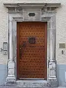 Photographie en couleurs d'une vieille porte cloutée.