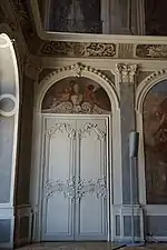 Porte du salon carré.