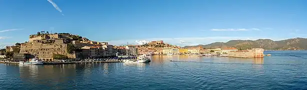 Vue panoramique du port, avec ses fort Stella, fort Falcone, et tour de la Linguella.