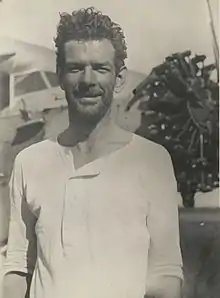 Photographie noir et blanc de Charles, barbus et souriant.