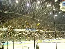 La tribune des places debout, vue de côté.