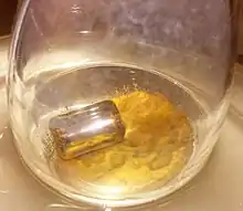 Vue d'une poudre jaune sous atmosphère protectrice.