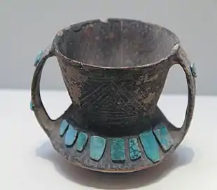 Petite jarre de terre cuite incrustée de turquoise. Siba, Gansu. Musée national de Chine, Pékin