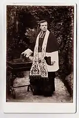 Prêtre vers 1890 portant son étole