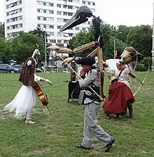 Parade musicale avec des personnages d'animaux