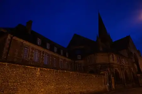 Le presbytère et la basilique.