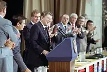 Le président des États-Unis applaudi à la tribune.