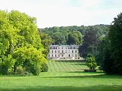 La façade sud du château sur le parc, depuis la grille sur la RD 78, face au chemin rural no 1.