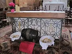 Tonneau de vin de paille au pied de l'autel de l'église Saint-Vincent d'Arlay