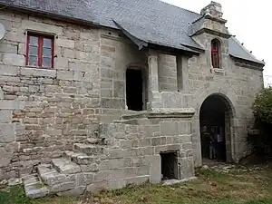 Façade sud de l'ancien auditoire de justice du Dréors.