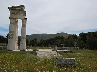 Le Propylon (après anastylose de 2008)