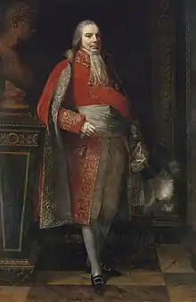 Portrait représentant, presque de face, le haut du corps d'un large personnage en habit rouge et cape rouge à large bord brodé d'or, col brodé d'or, cravate large et courte en dentelle. On distingue aussi le haut d'une ceinture blanche ; il est ceint d'une écharpe du même ton rouge que l'habit. Le visage, de trois quarts, est tout en contrastes, la partie la plus à droite disparaissant dans l'ombre. Le regard semble perdu légèrement derrière le spectateur, la couleur des cheveux est indistincte, tendant vers le gris. Le fond est uni, marron-noir.