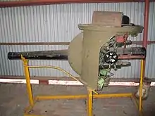 vue de profil d’un canon avec son masque en exposition dans un musée