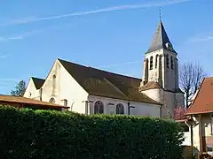 L'église Sainte-Geneviève, enclavée dans des propriétés privées.