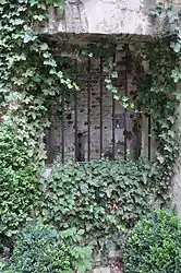 L'ancien puits et sa manivelle.