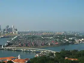 Pulau Brani à droite de :Keppel Harbour (en)