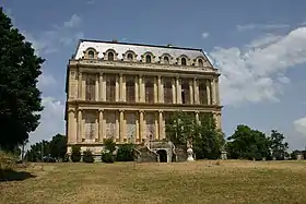 Château de la Punta, édifié par la branche ducale des Pozzo di Borgo avec des éléments architecturaux du palais des Tuileries.