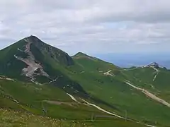Le puy de Sancy et la gare supérieure du téléphérique.